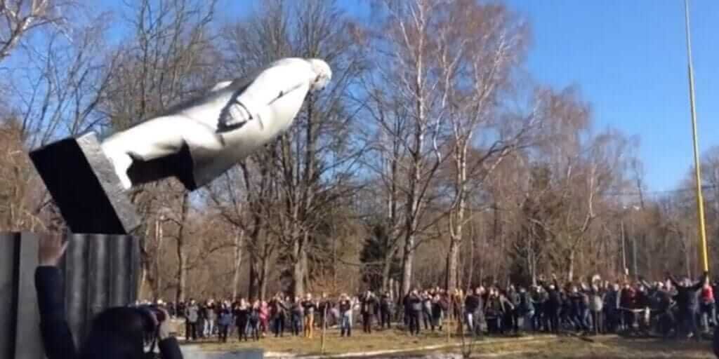 Tượng Leenin bị kéo đổ ở Ukraina