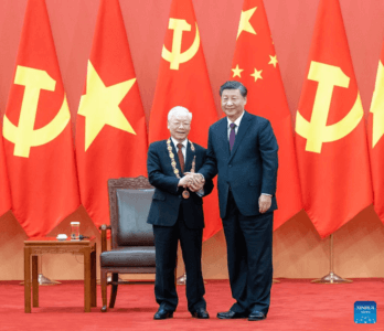 Lãnh đạo tối cao của Trung Quốc, ông Tập Cận Bình tặng Tổng bí thư Nguyễn Phú Trọng huân chương hữu nghị