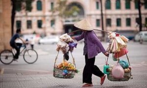 HÌnh ảnh một người phụ nữ mang quang gánh ở Việt Nam