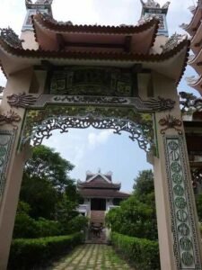 Chùa Việt Nam Phật Quốc Tự tại Bodh Gaya chụp từ cổng.