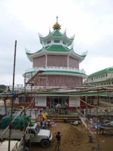 Tháp lớn của chùa Kiều Đàm Di, ba ngày trước lễ khánh thành.