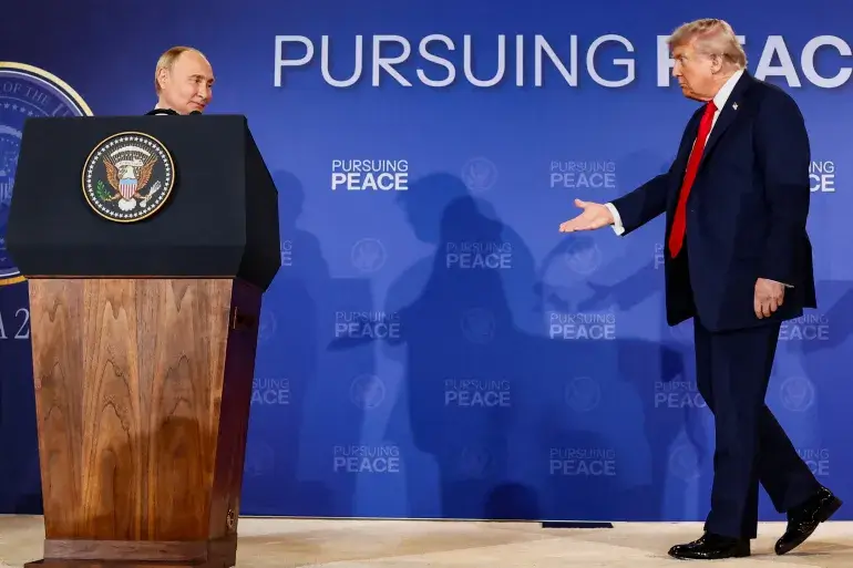 Tổng thống Donald Trump bước về phía Tổng thống Nga Vladimir Putin trong cuộc họp báo sau cuộc họp tại Anchorage, Alaska, ngày 15 tháng 8, 2025 [Kevin Lamarque/Reuters]